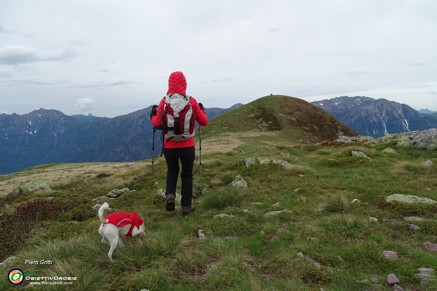 87 Saliamo al Monte Avaro sferzati dal vento freddo.JPG